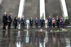 Делегация во главе с сенатором США Роджером Уикером посетила мемориал в Цицернакаберде